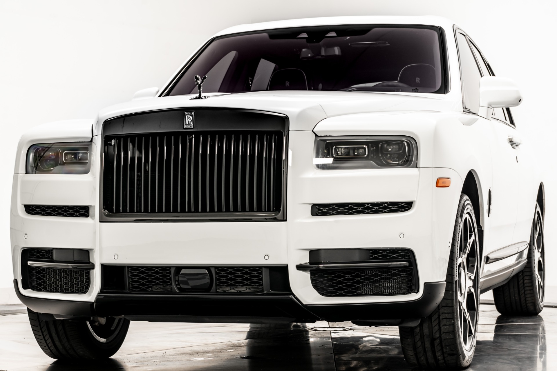 2024 Grey Rolls-Royce Cullinan Black Badge - Luxury SUV in Detail 