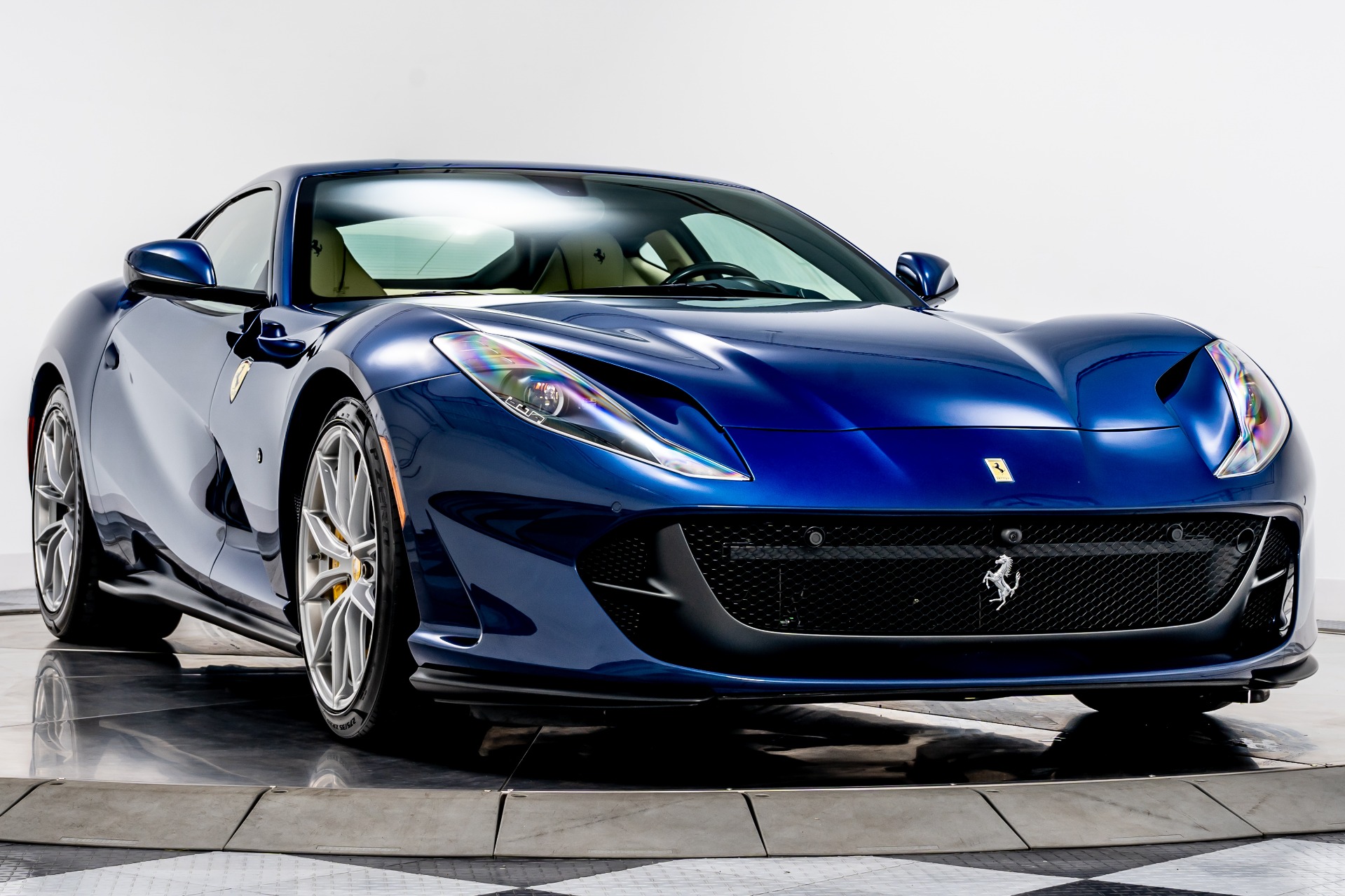 Ferrari 812 Superfast avec les details en covering carbon brillant