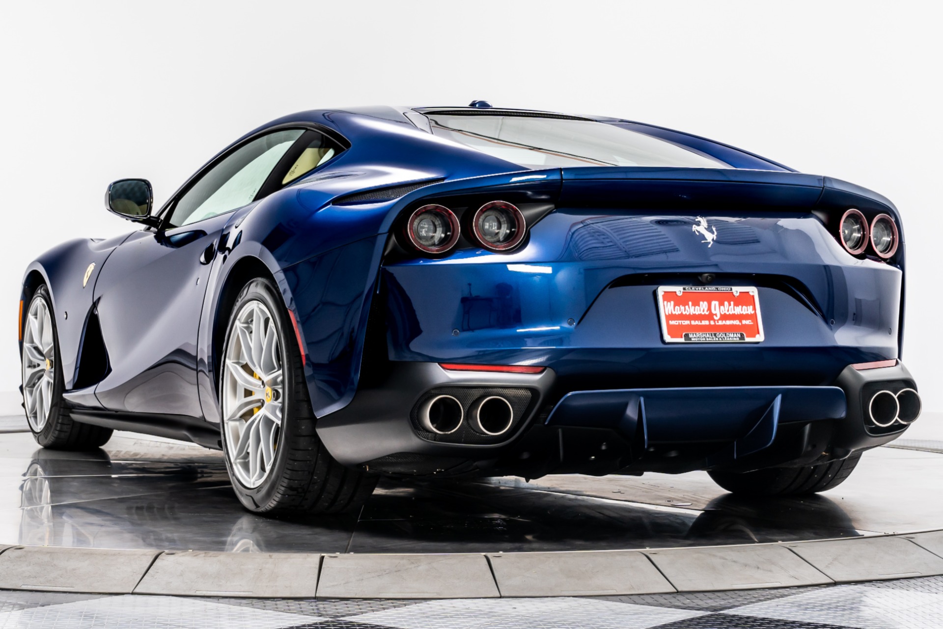 Ferrari 812 Superfast avec les details en covering carbon brillant